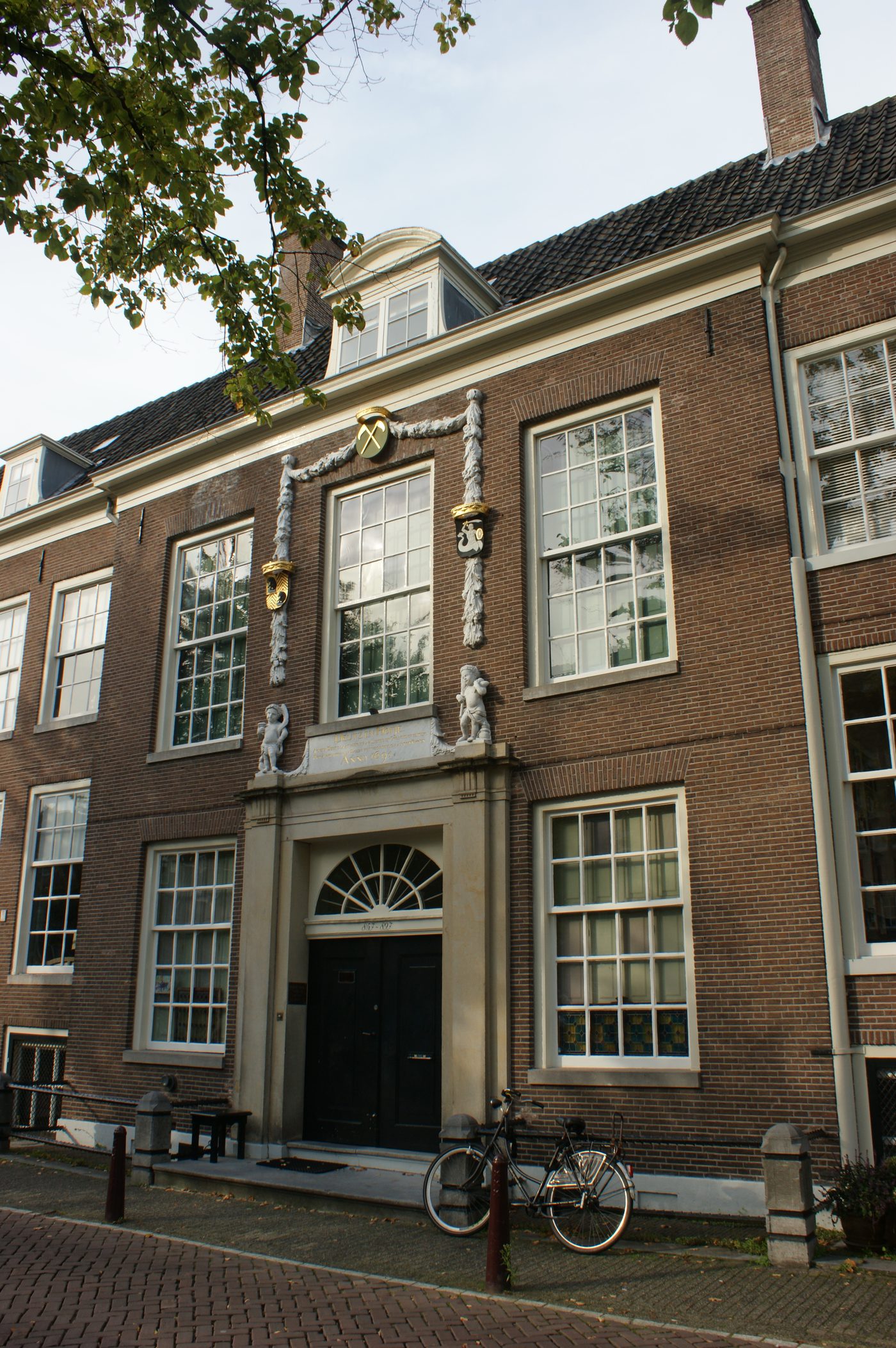 Vue d'Amsterdam au XVIIe siècle, ville de réfugiés et de marchands où vécut Spinoza.